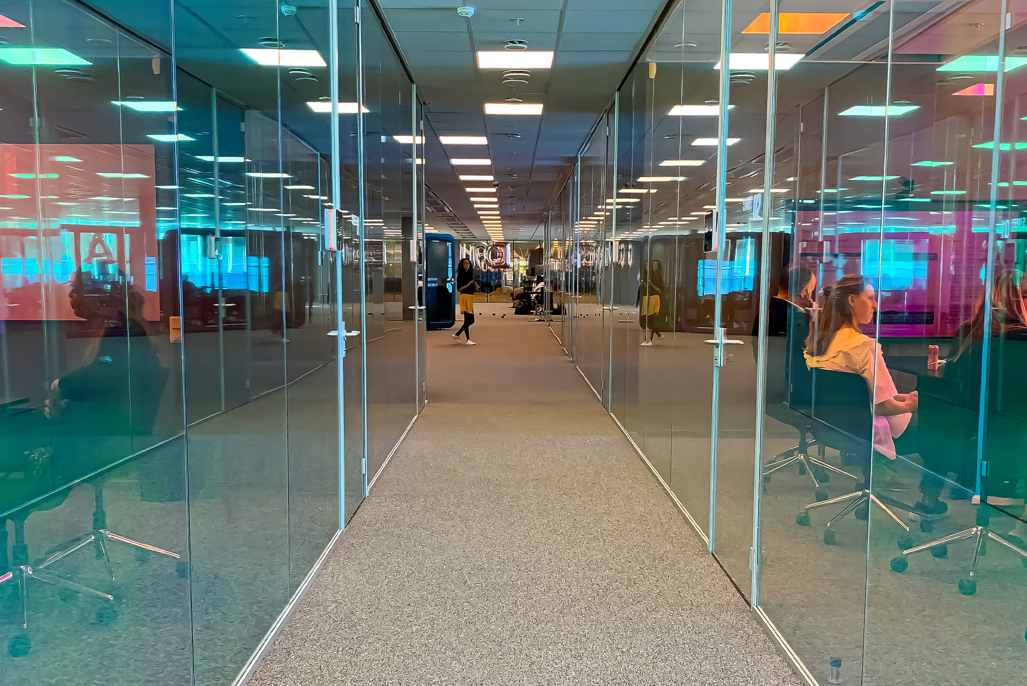 En korridor med glasfönster på ett kontor