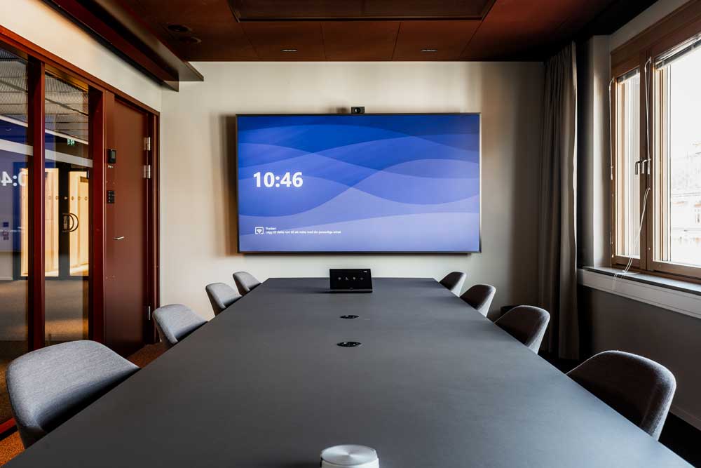 Ett konferansrum med en tv skärm