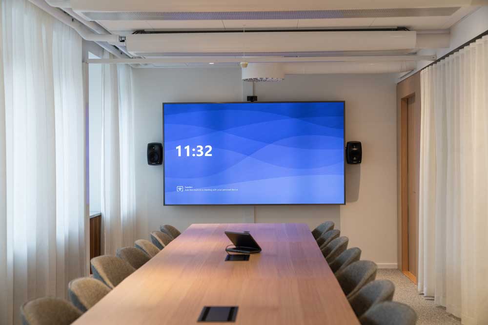 Ett konferansrum med en tv skärm